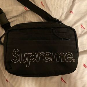 Supreme shoulder bag (100% authentic)